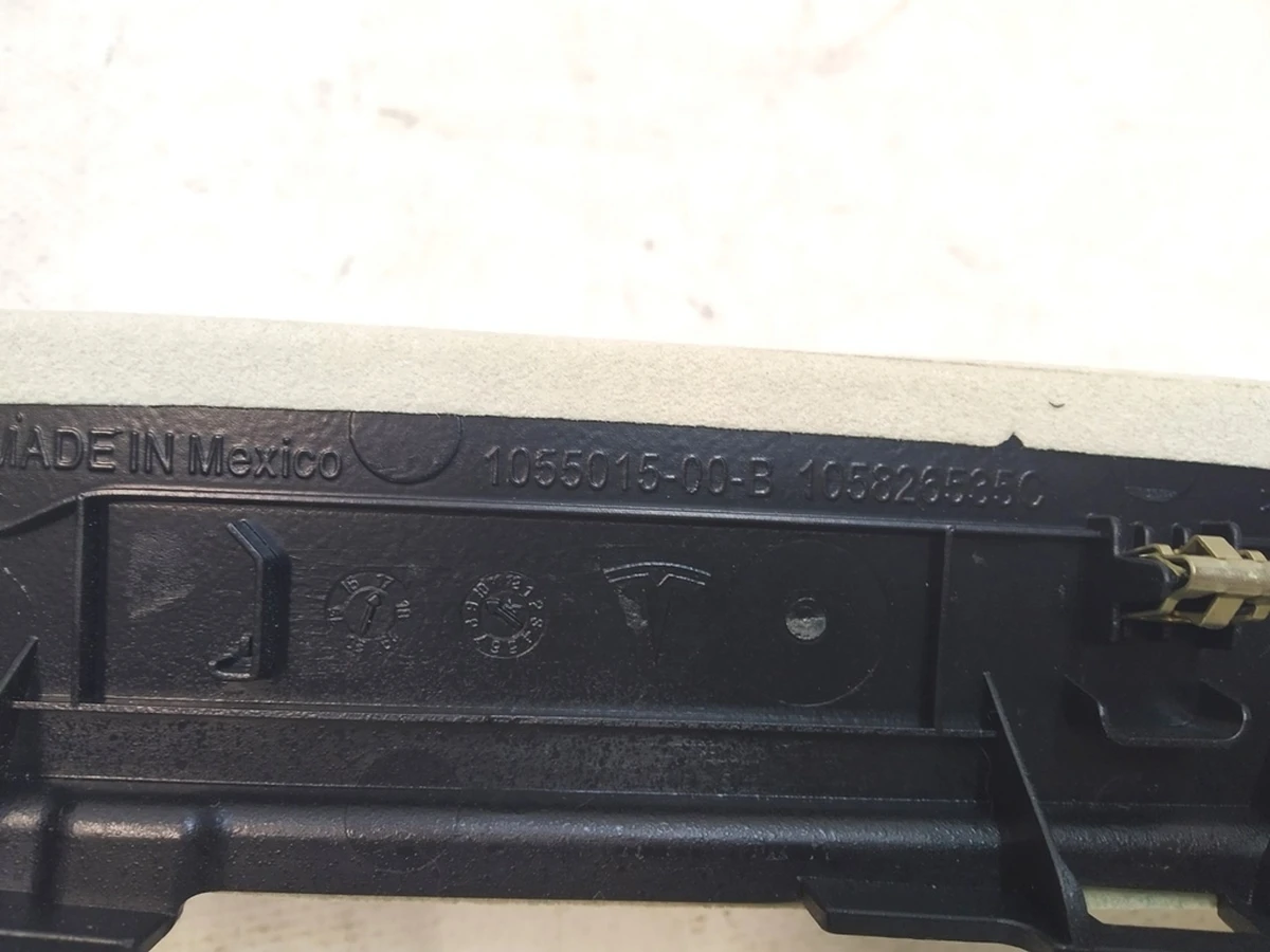 1 Облицювання дверей задніх правих сторона стійки B NEW ALCANTARA CREAM Tesla model X 1055012-07-J