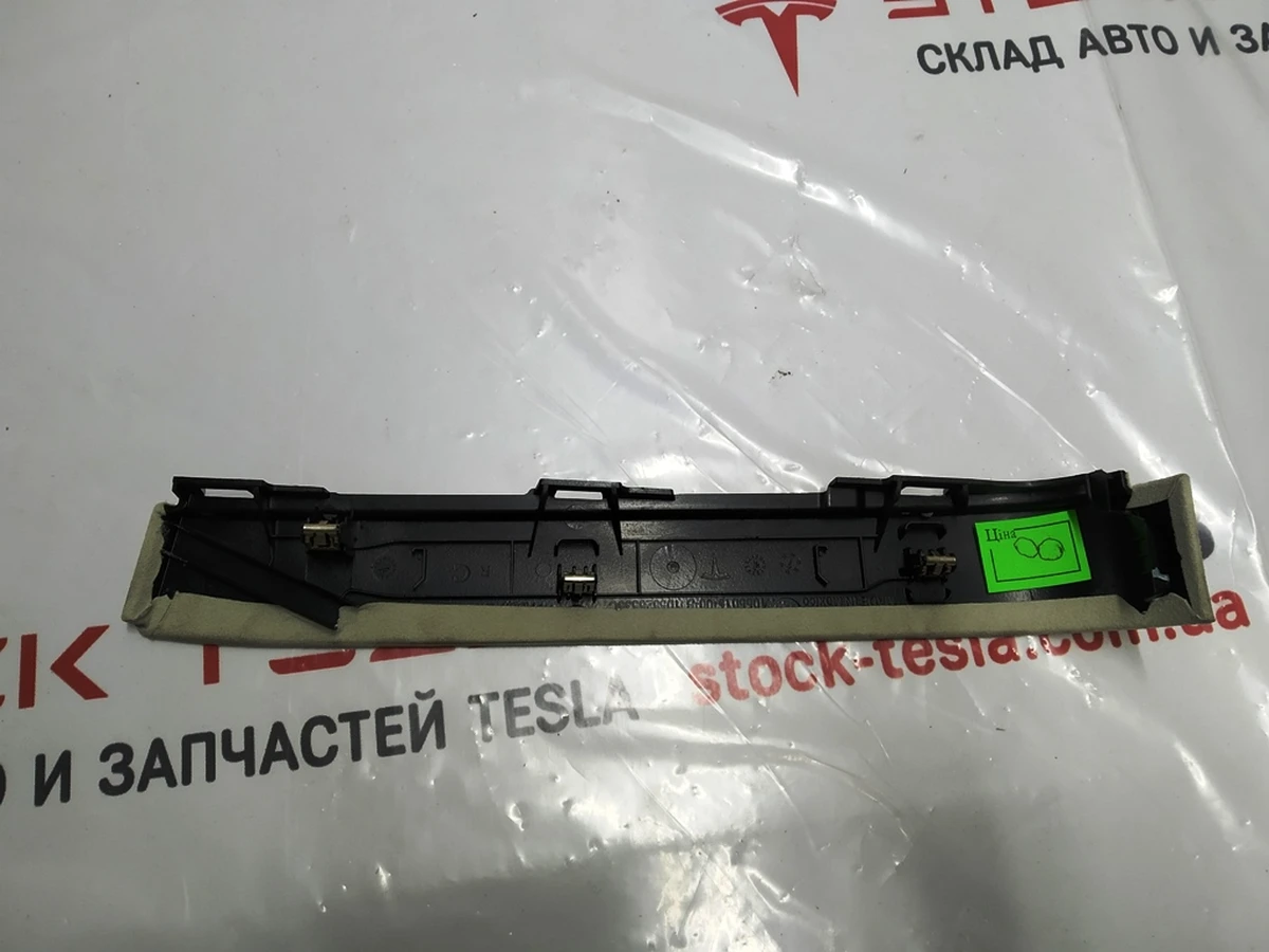 1 Облицювання дверей задньої правої ззаду верхня NAL CRM Tesla model X 1055012-07-J
