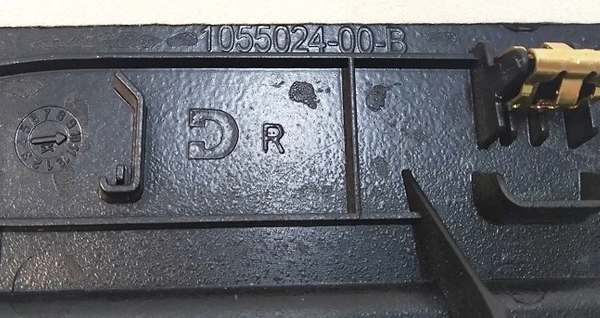 4 Облицювання верхньої стійки C задніх правих дверей NEW ALCANTARA CREAM Tesla Model X 1055010-07-J