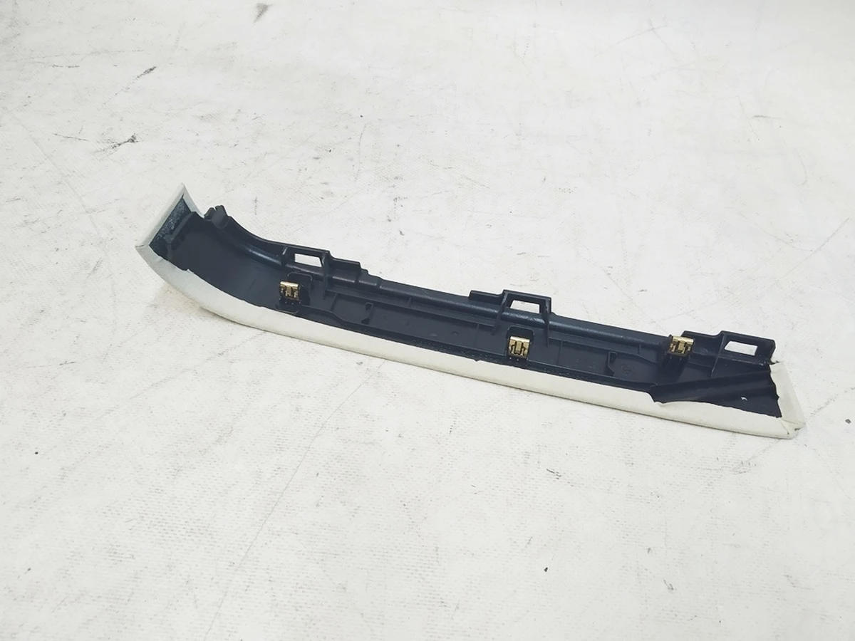 4 Облицювання верхньої стійки C задніх правих дверей NEW ALCANTARA CREAM Tesla Model X 1055010-07-J