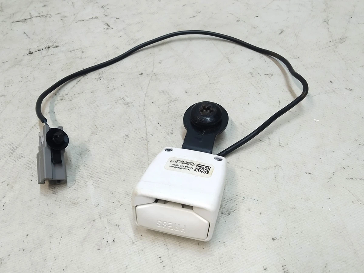 4 SECOND ROW - SEAT BELT BUCKLE - WHITE - US (oxidatoin) Tesla Model X 1055033-07-C