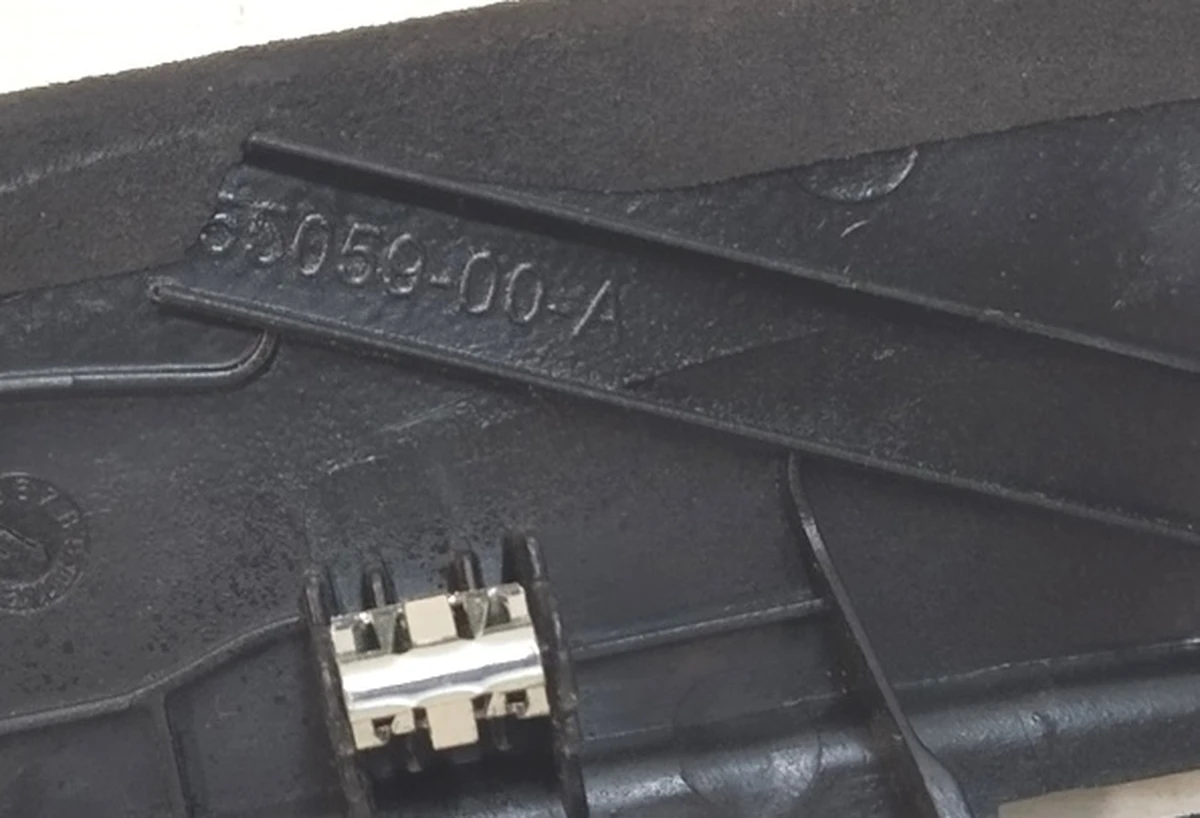 4 Облицювання верхньої стійки C задніх лівих дверей ALC BLK Tesla Model X 1055050-04-J