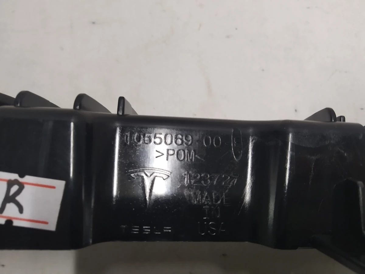 4 Кронштейн гриля направляюча бампера переднього NEW Tesla model X 1055069-00-E