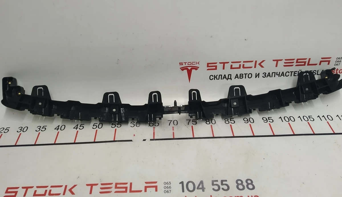 4 Кронштейн гриля направляюча бампера переднього NEW Tesla model X 1055069-00-E