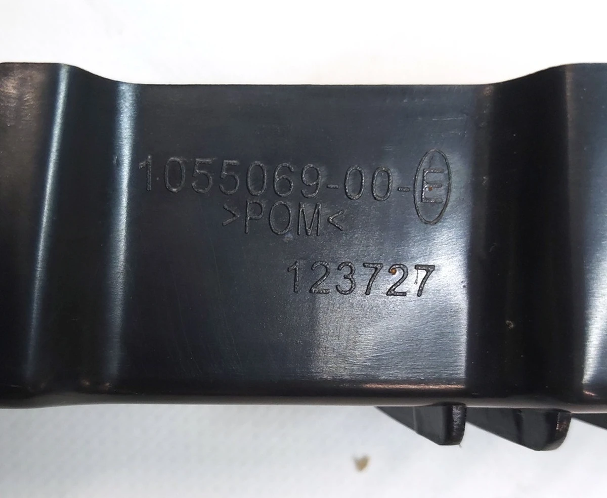 4 Кронштейн гриля напрямна бампера переднього Tesla model X 1055069-00-E