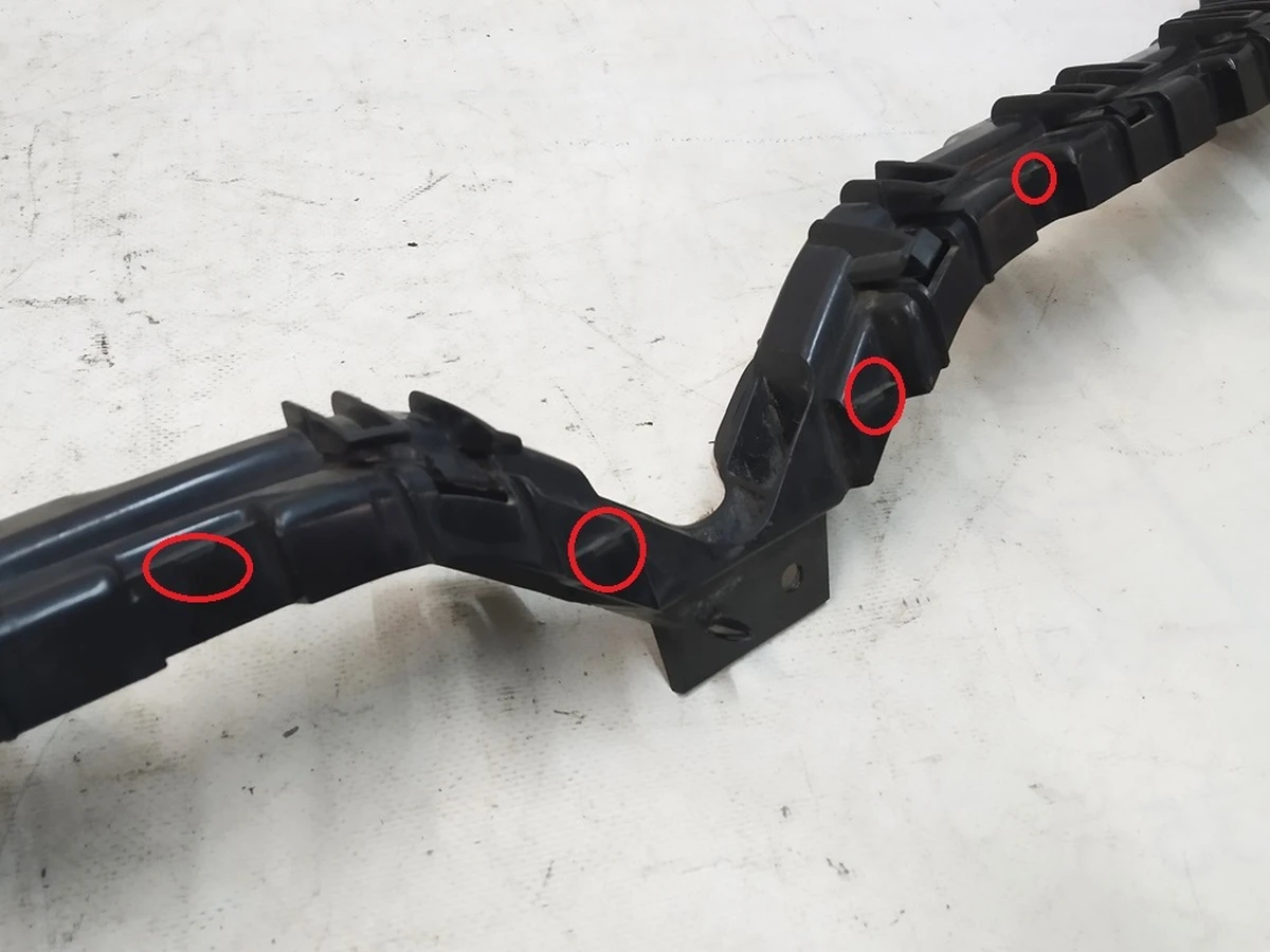 4 Кронштейн гриля направляюча бампера переднього (пошкодження) Tesla Model X 1055069-00-E