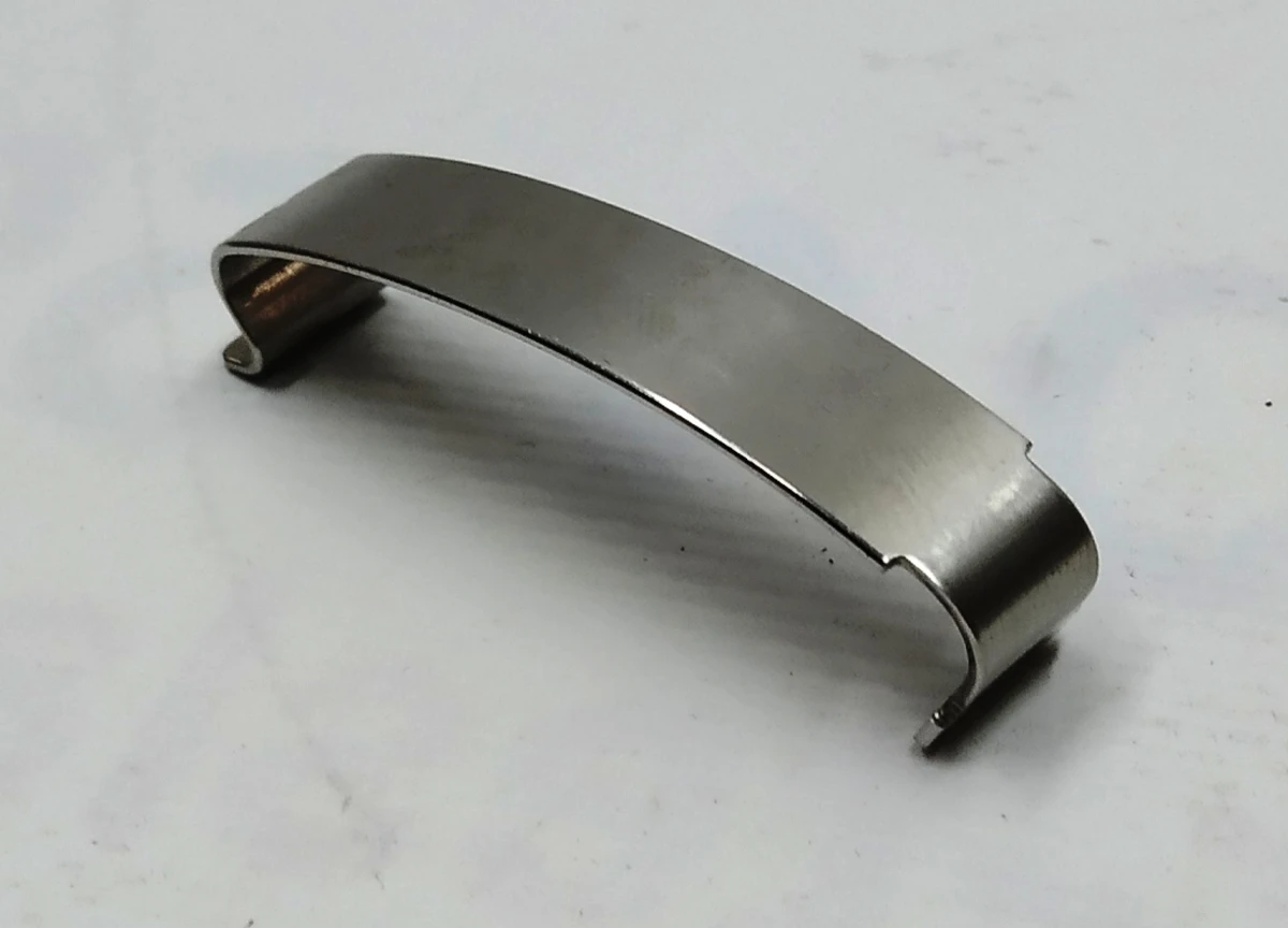 10 Скоба (кліпса) кришки центрального радіатора Tesla Model X 1055169-00-A