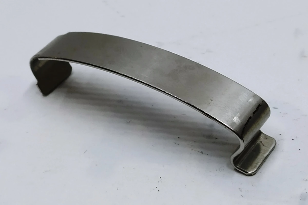 10 Скоба (кліпса) кришки центрального радіатора Tesla Model X 1055169-00-A