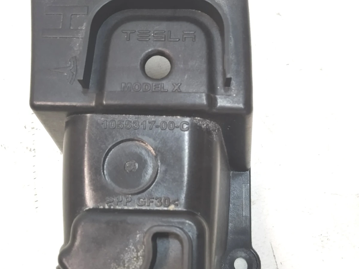 12 Кронштейн накладка повітропроводу лівий (6 місць) Tesla model X 1089758-00-B