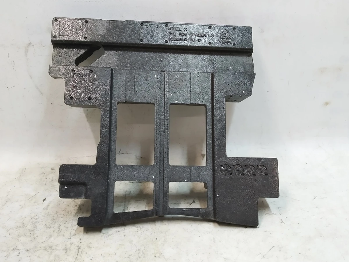 7 2nd Row spacer LH левый Tesla Model X 1126910-00-A