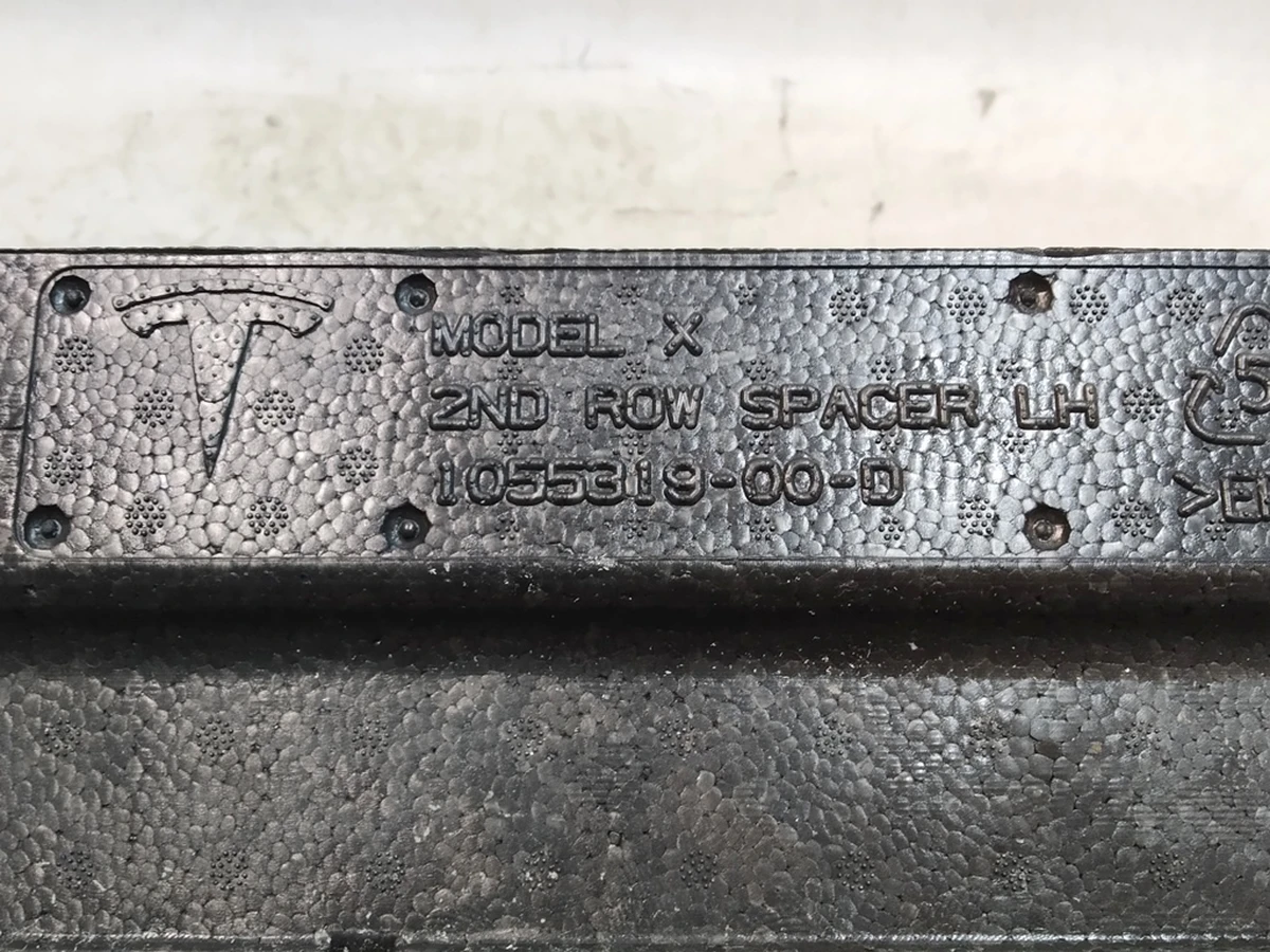 7 2nd Row spacer LH левый Tesla Model X 1126910-00-A