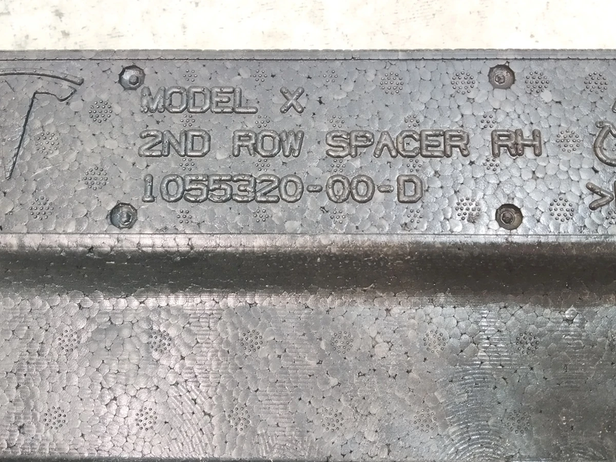 8 Панель заповнення пустот (2-й ряд сидінь) правий Tesla Model X 1126912-00-A