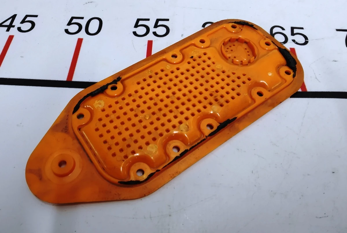 3 Кришка вентиляції основної батареї пластик нижня Tesla model S, model S REST 1055497-00-Z