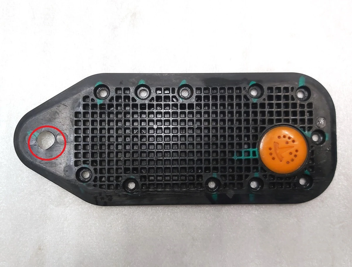 3 Кришка вентиляції основної батареї пластик нижня Tesla model S, model S REST 1055497-00-Z