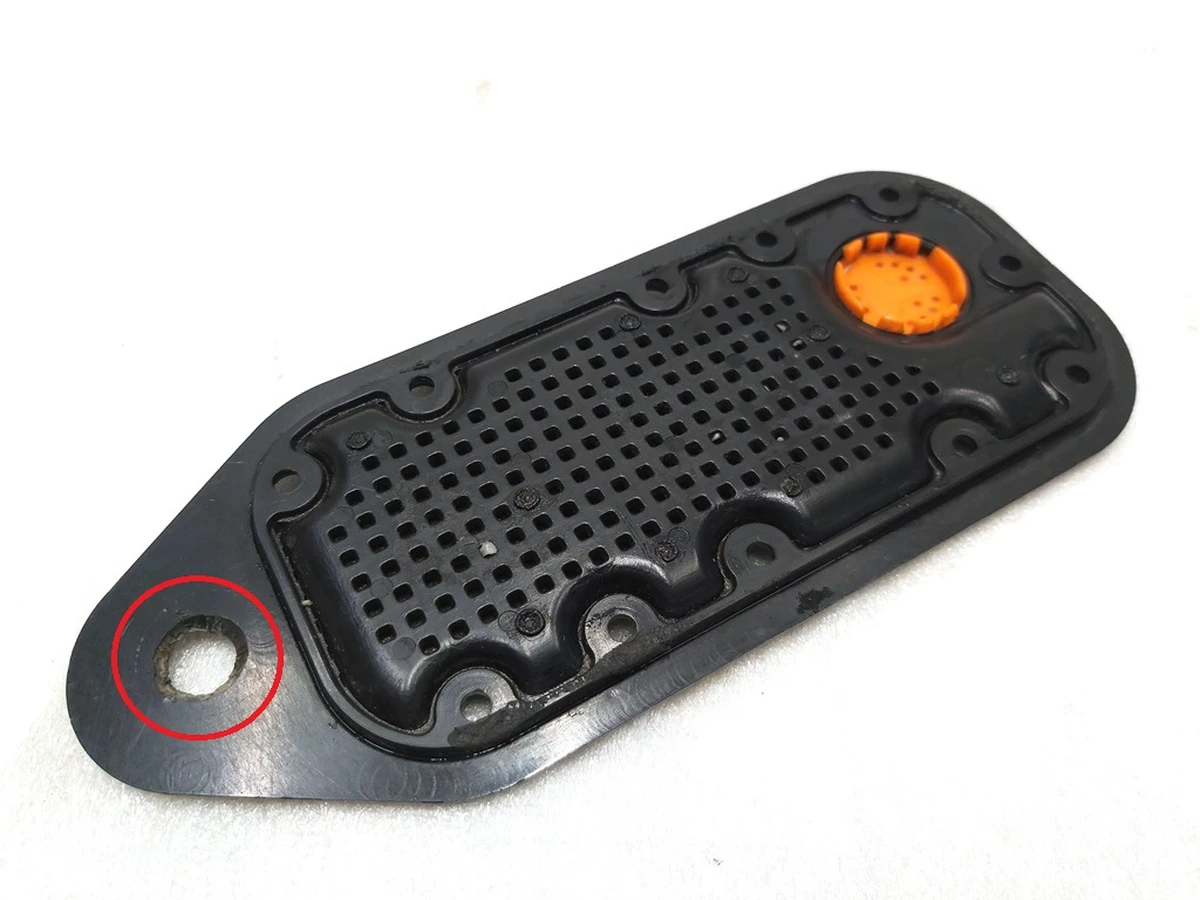 3 Кришка вентиляції основної батареї пластик нижня Tesla model S, model S REST 1055497-00-Z