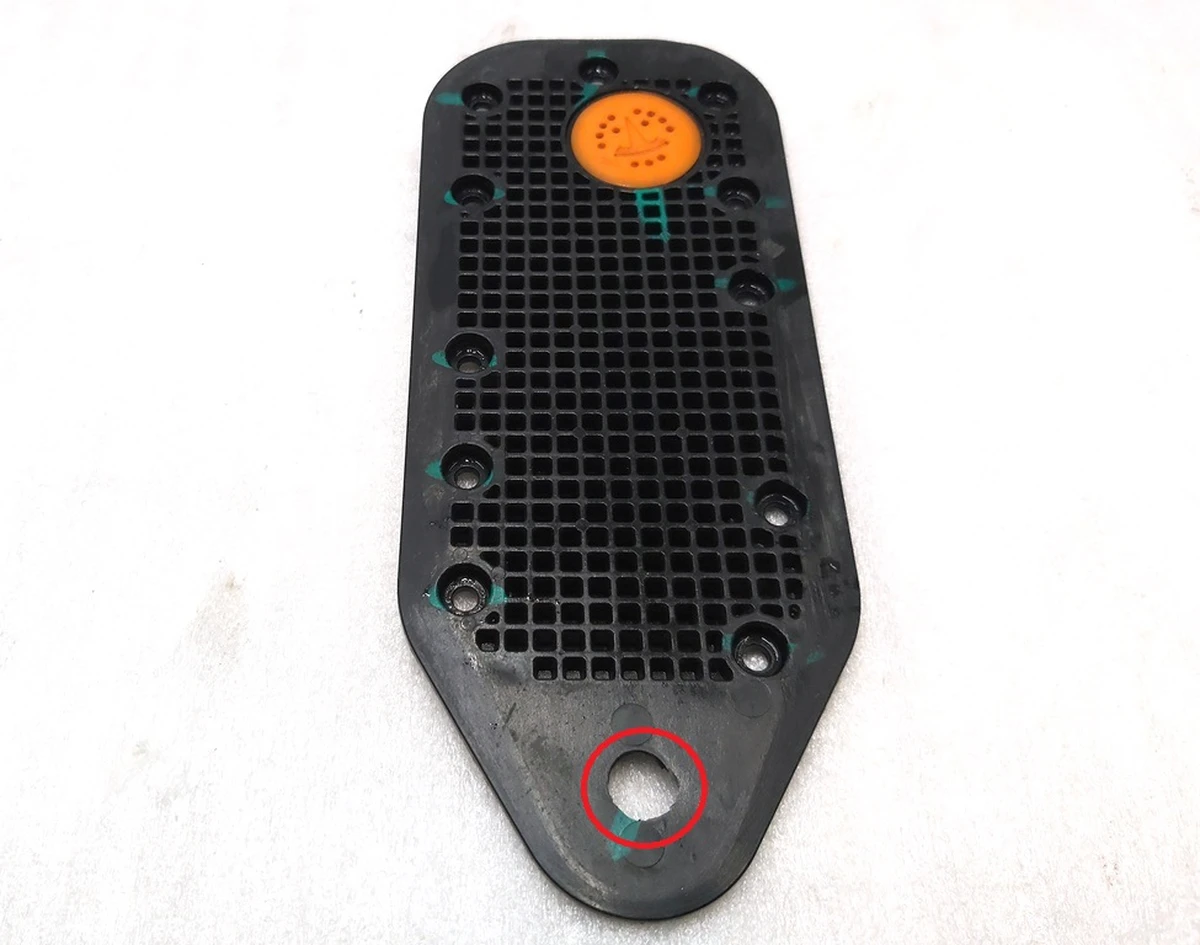 3 Кришка вентиляції основної батареї пластик нижня Tesla model S, model S REST 1055497-00-Z