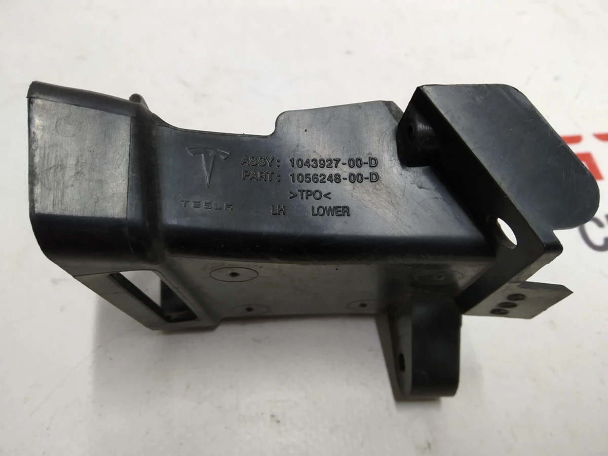 13 Fog lamp air duct bracket left lower Tesla model X 1056248-00-D