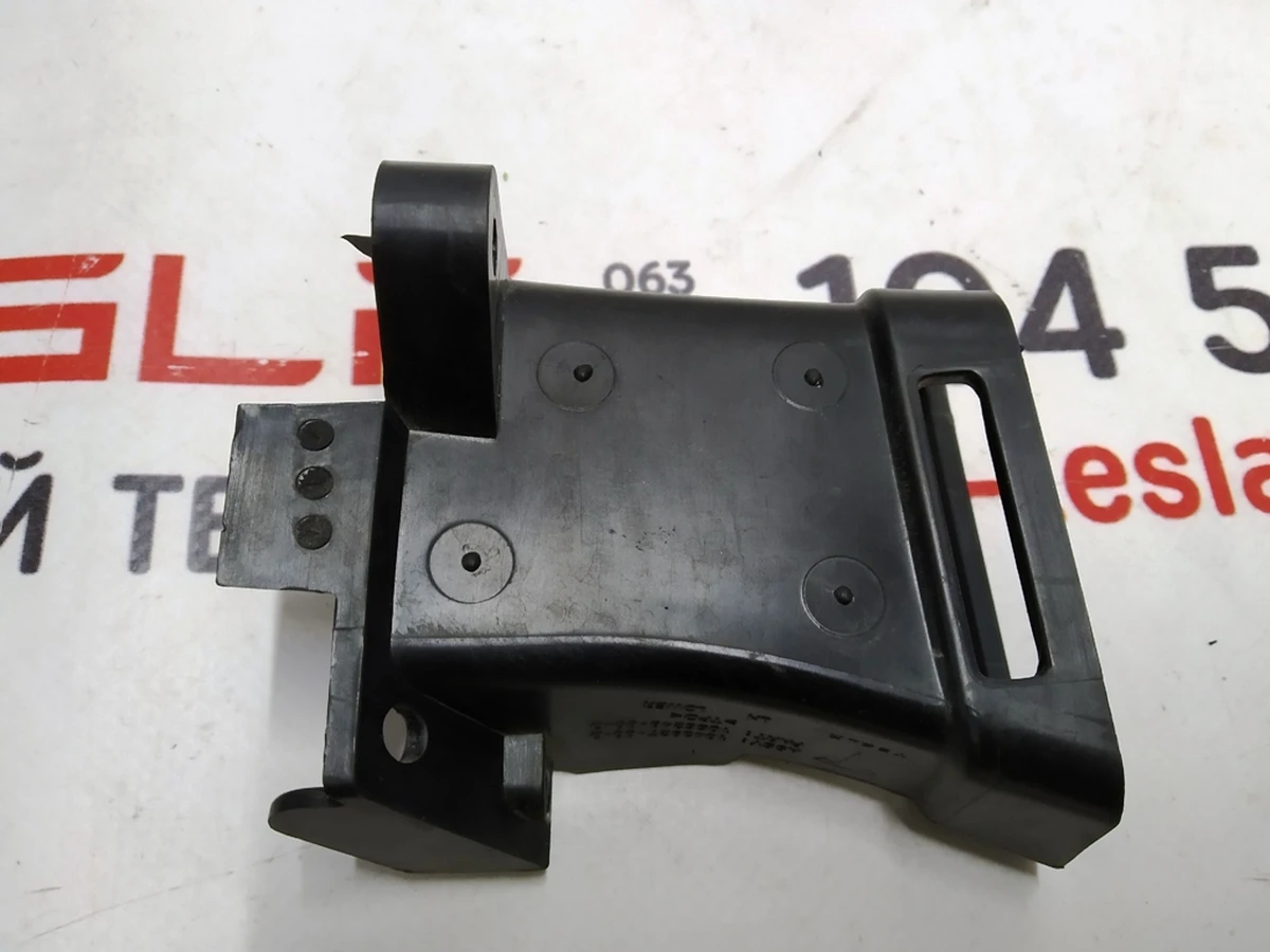 13 Fog lamp air duct bracket left lower Tesla model X 1056248-00-D