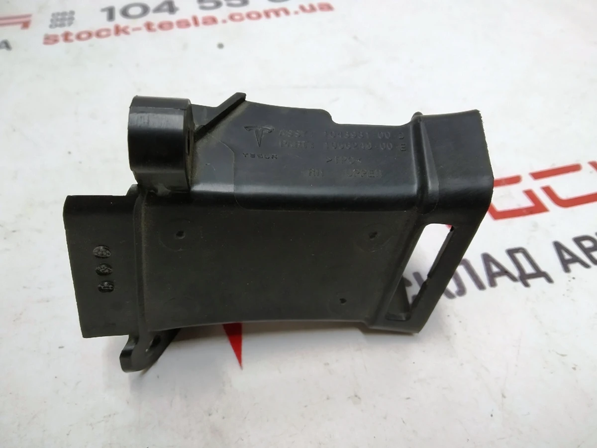 15 Кронштейн повітроводу протитуманної фари верхній правий NEW Tesla model X 1056249-00-E