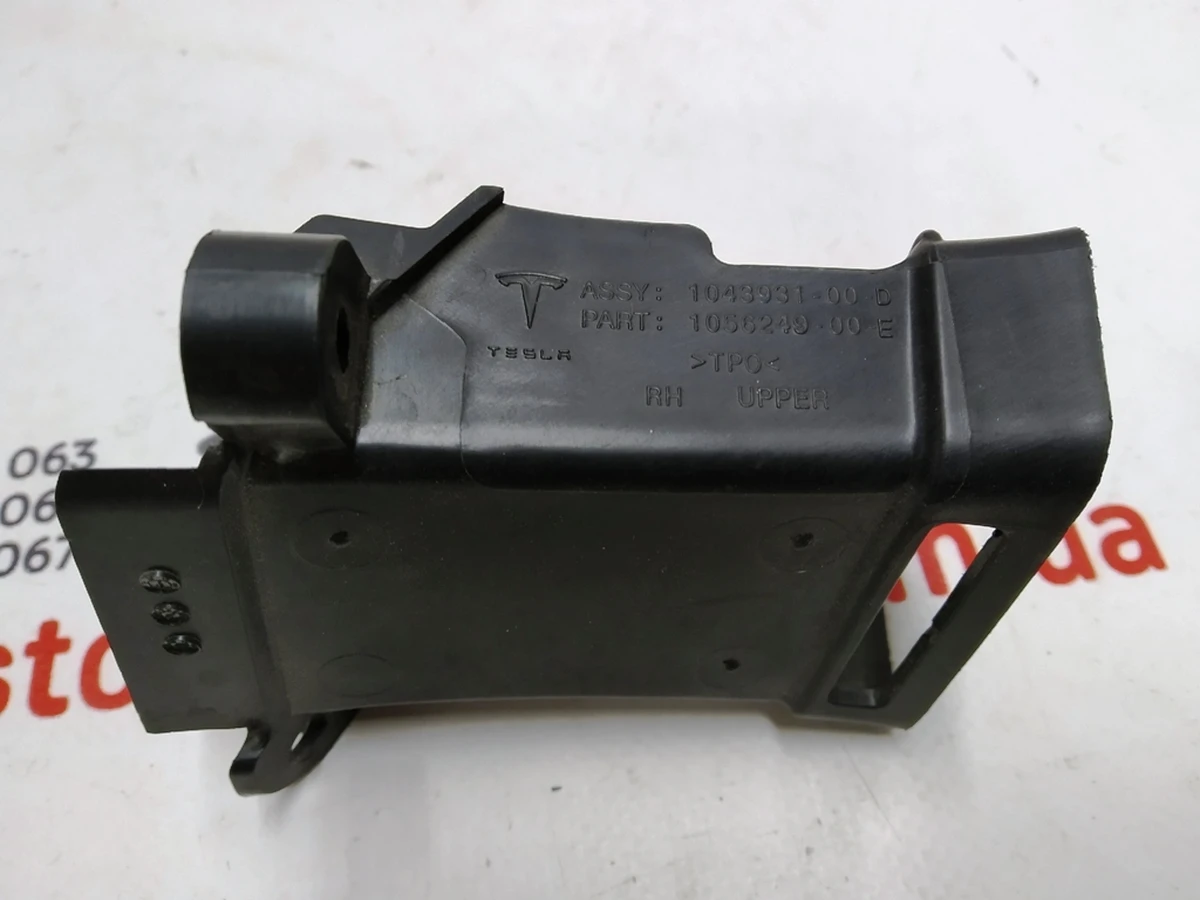 15 Кронштейн повітроводу протитуманної фари верхній правий NEW Tesla model X 1056249-00-E