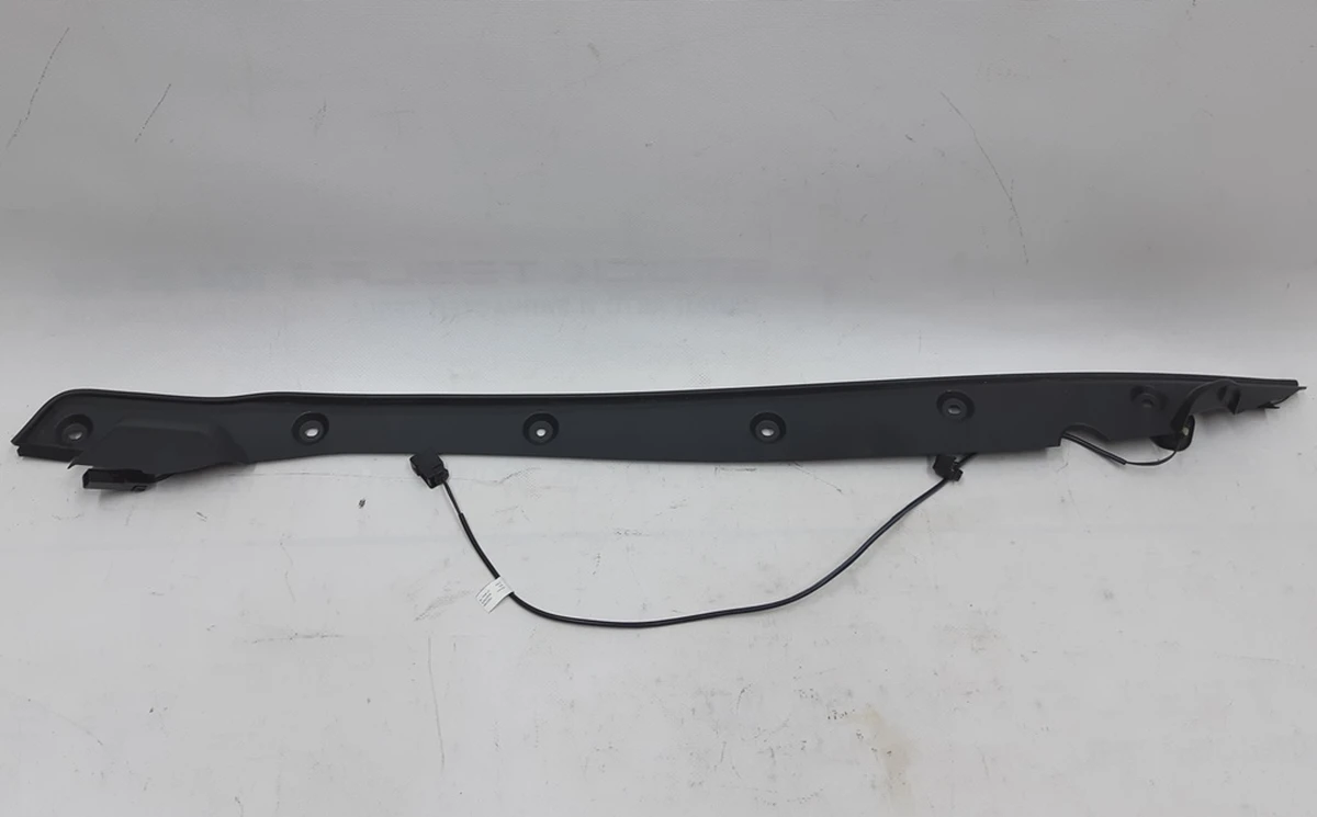 1 Накладка дверей кришки багажника ліва в зборі з датчиком притискання Tesla model X 1036579-00-D