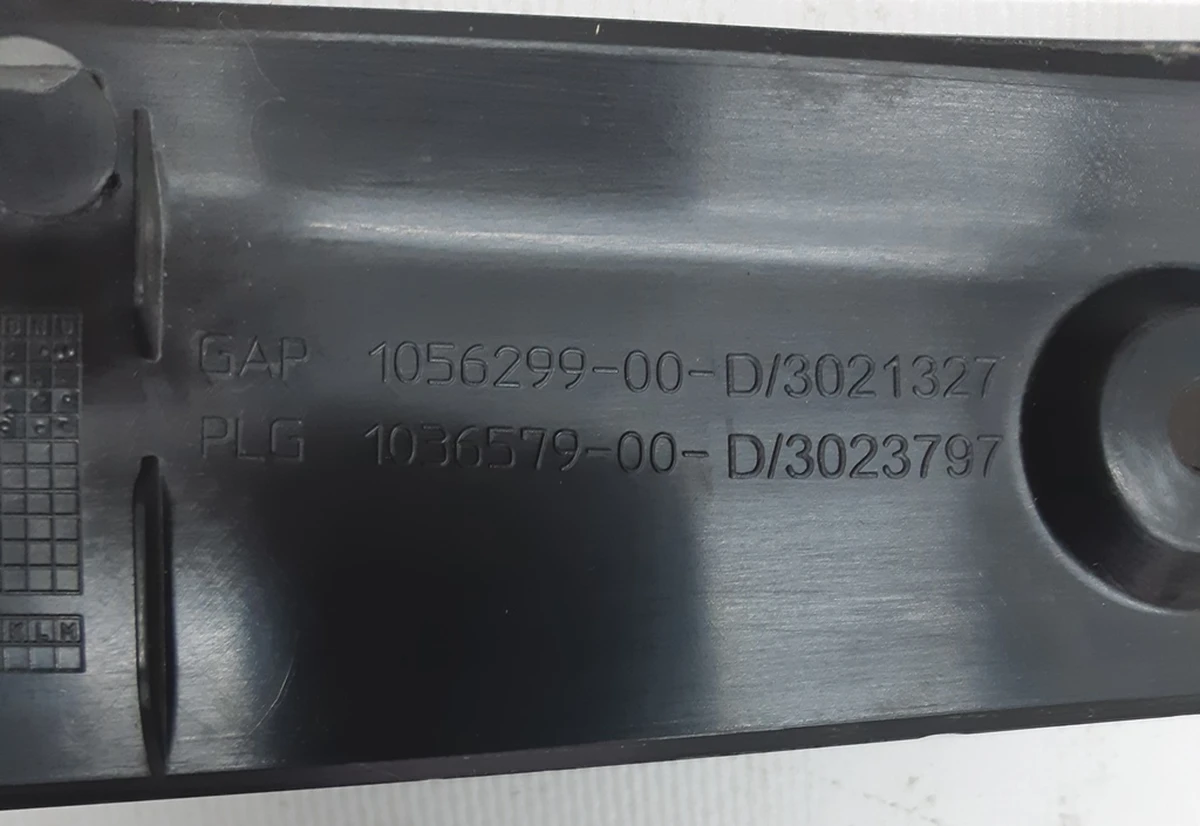 1 Накладка дверей кришки багажника ліва в зборі з датчиком притискання Tesla model X 1036579-00-D