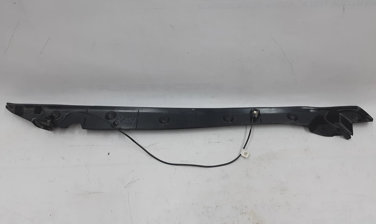 1 Накладка дверей кришки багажника ліва в зборі з датчиком притискання Tesla model X 1036579-00-D