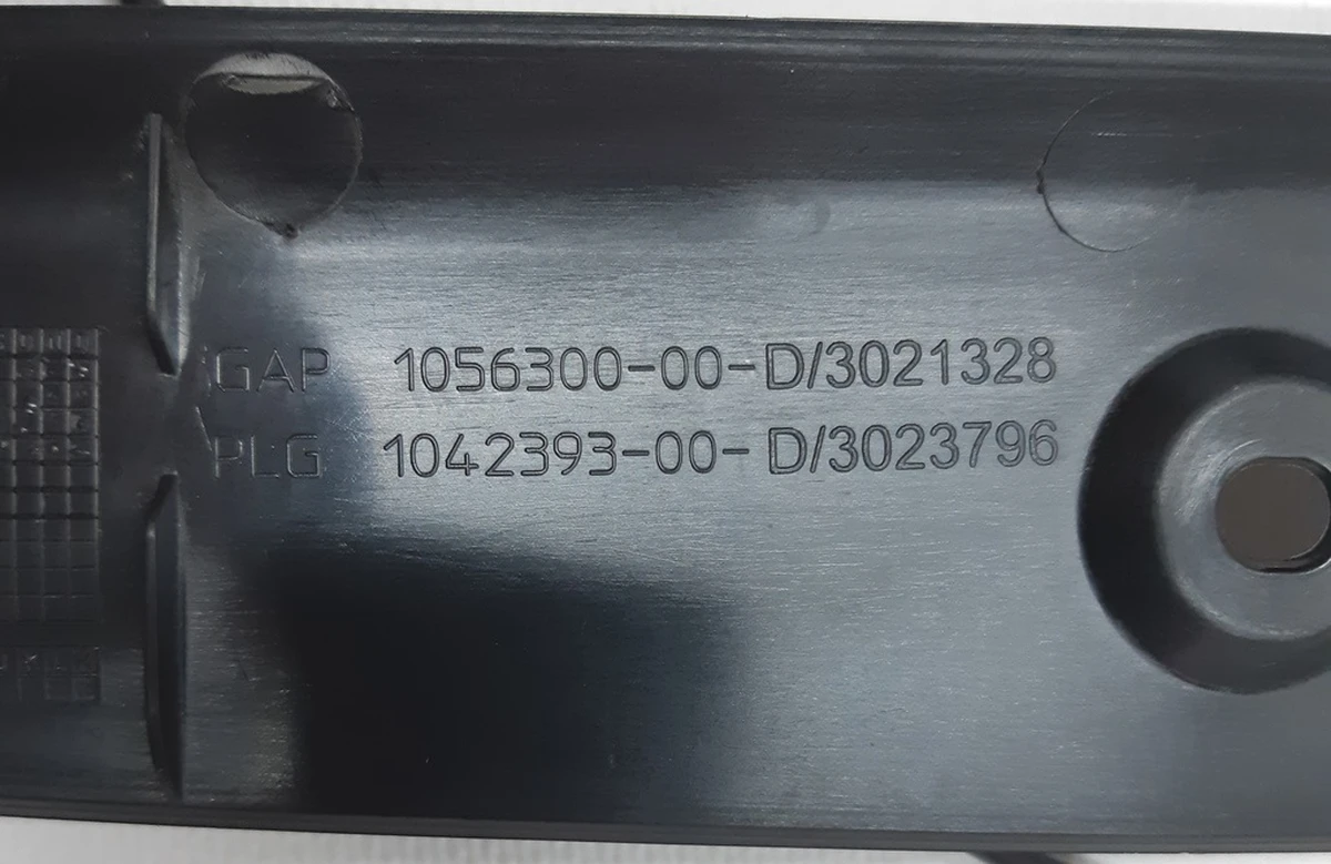 1 Накладка дверей кришки багажника права в зборі з датчиком притискання Tesla model X 1042393-00-D