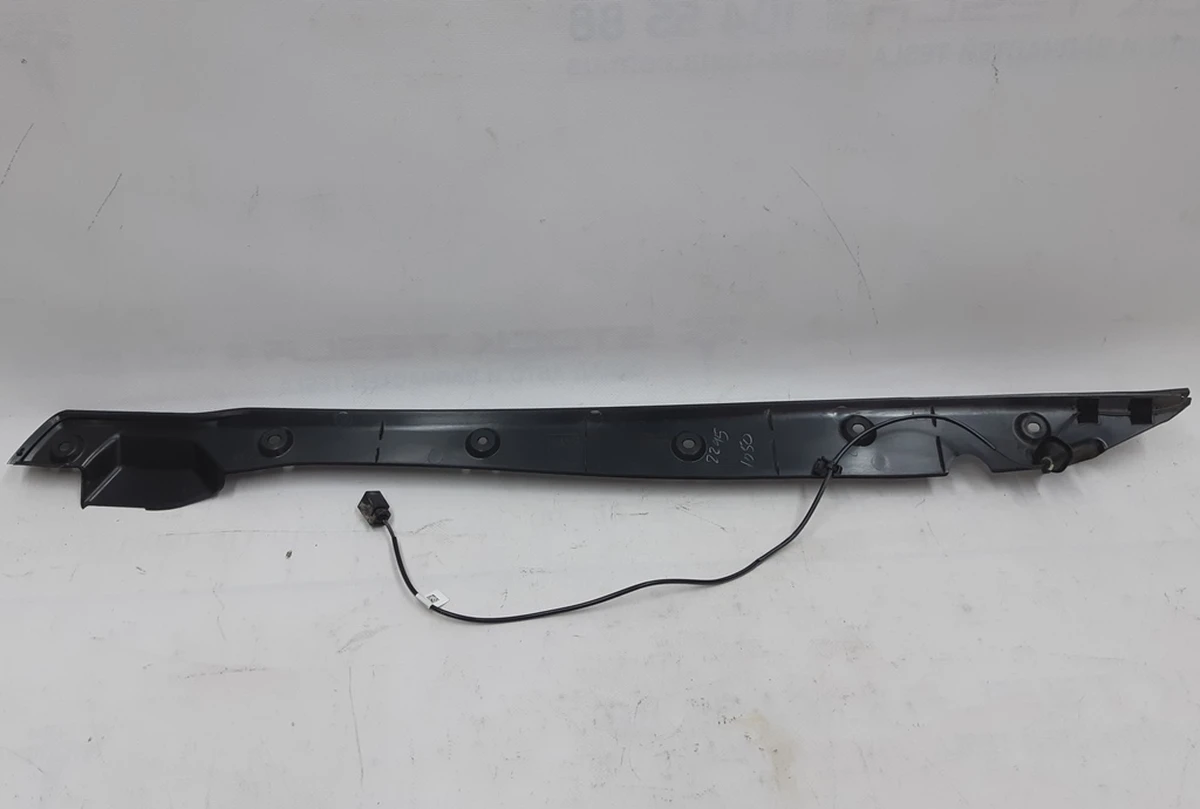 1 Накладка дверей кришки багажника права в зборі з датчиком притискання Tesla model X 1042393-00-D