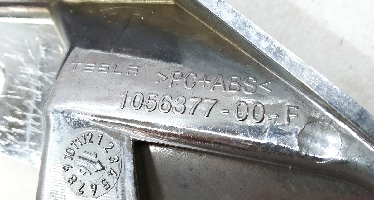 4 Накладка V-подібна декоративна переднього гриля хром (пташка) Tesla model S REST 1065233-00-D