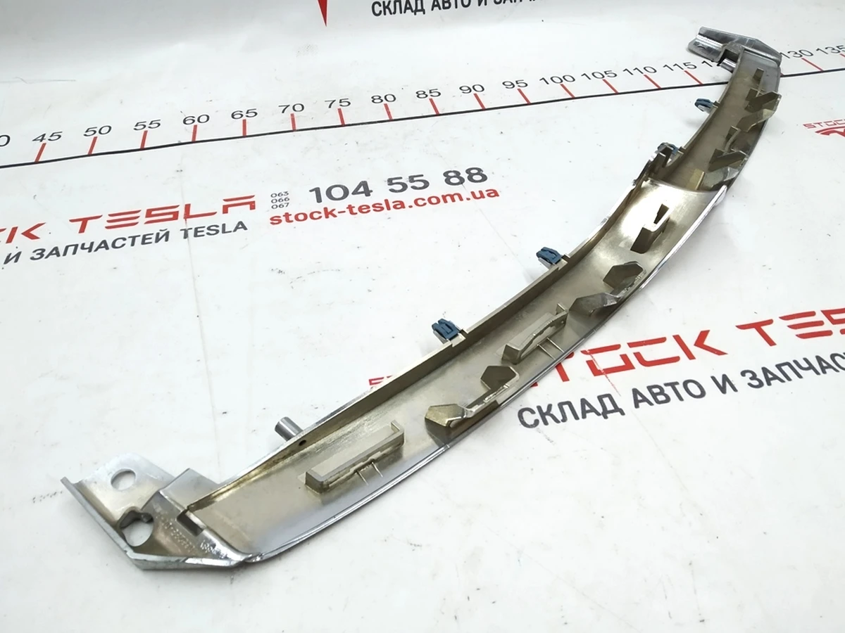 4 Накладка V-подібна декоративна переднього гриля хром (пташка) з пошкодженням Tesla model S REST 1065233-00-D