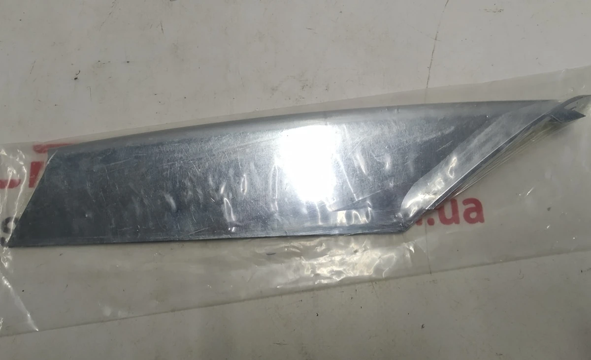 13 Накладка люверса верхня ліва хром NEW неоригінал Tesla model S REST 1056378-00-C