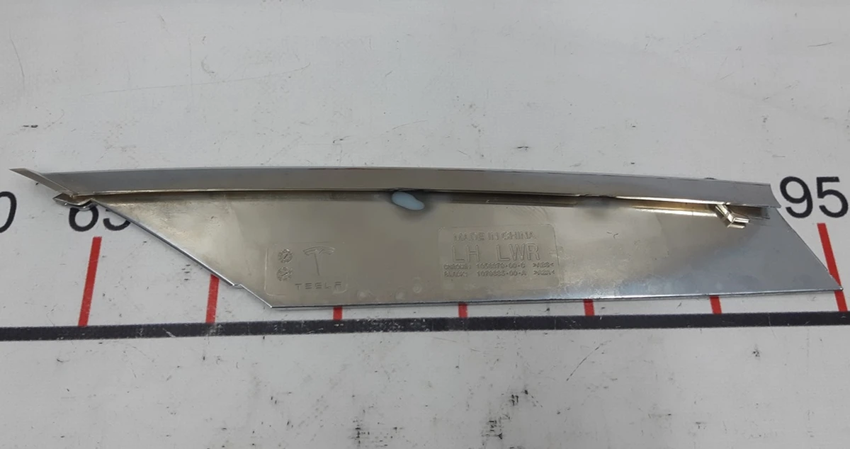 14 Накладка люверса нижня ліва Tesla model S REST 1056379-00-C