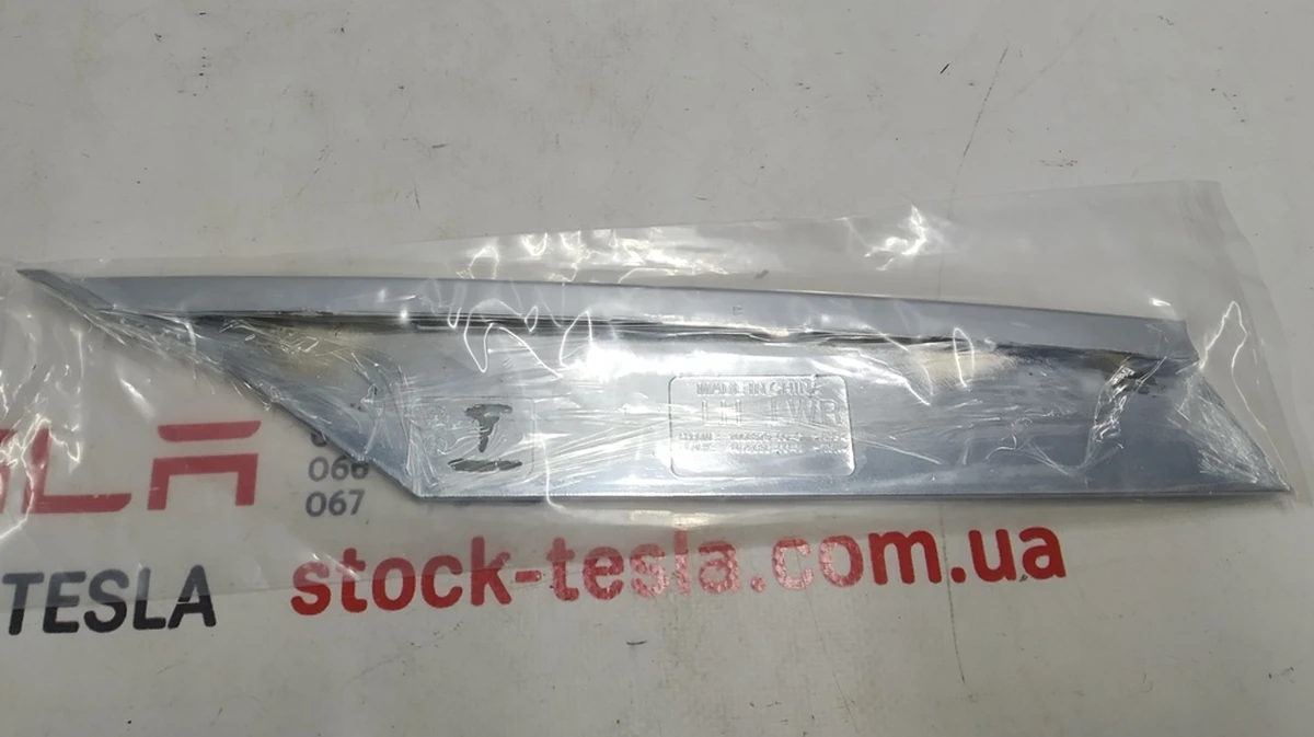14 Накладка люверса нижня ліва хром NEW неоригінал Tesla model S REST 1056379-00-C