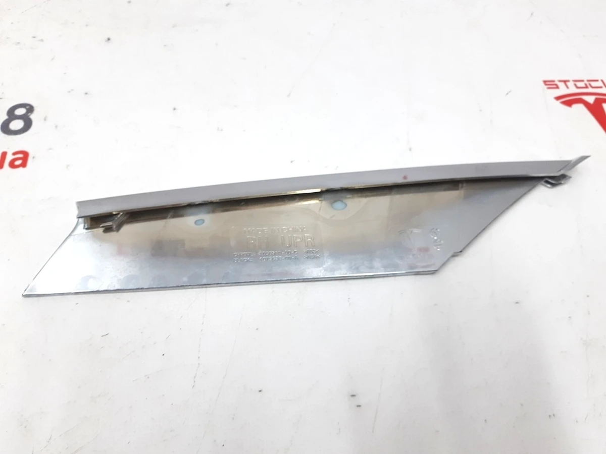 15 Накладка люверса верхня права хром Tesla model S REST 1056380-00-C