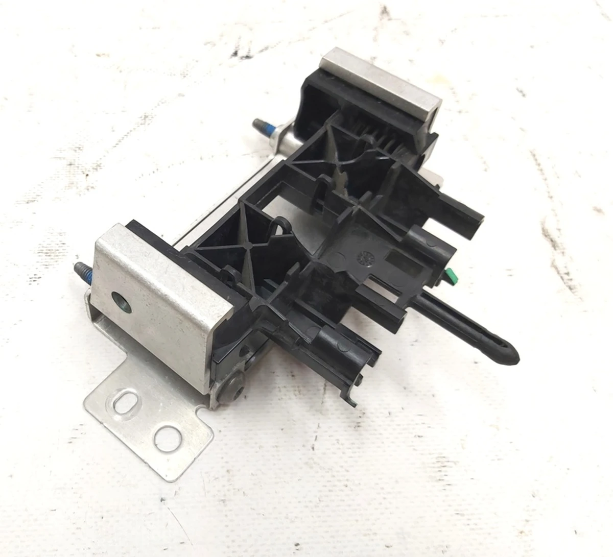 8 Фіксатор низьковольтного роз'єму високовольтної батареї у зборі з кронштейном Tesla model X S REST 1056505-00-E