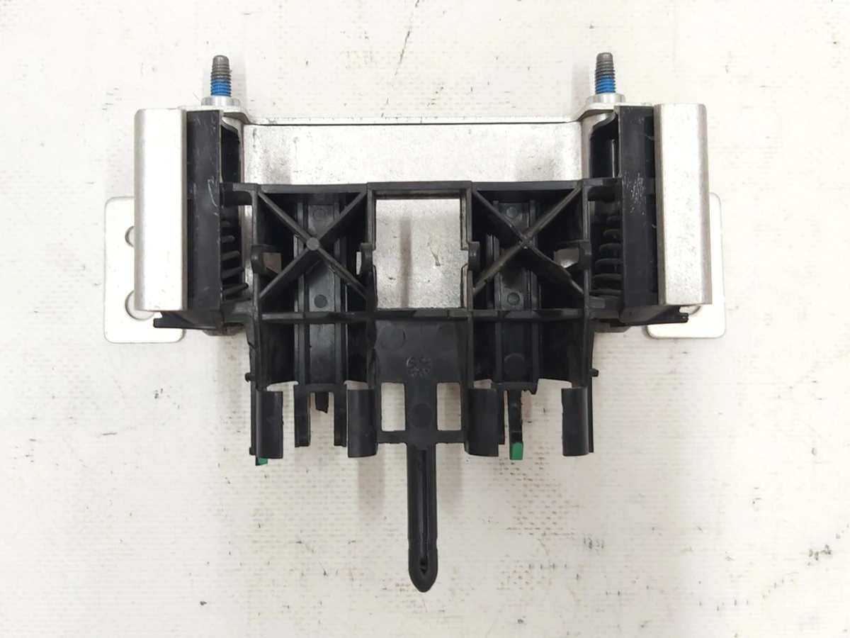 8 Фіксатор низьковольтного роз'єму високовольтної батареї у зборі з кронштейном Tesla model X S REST 1056505-00-E