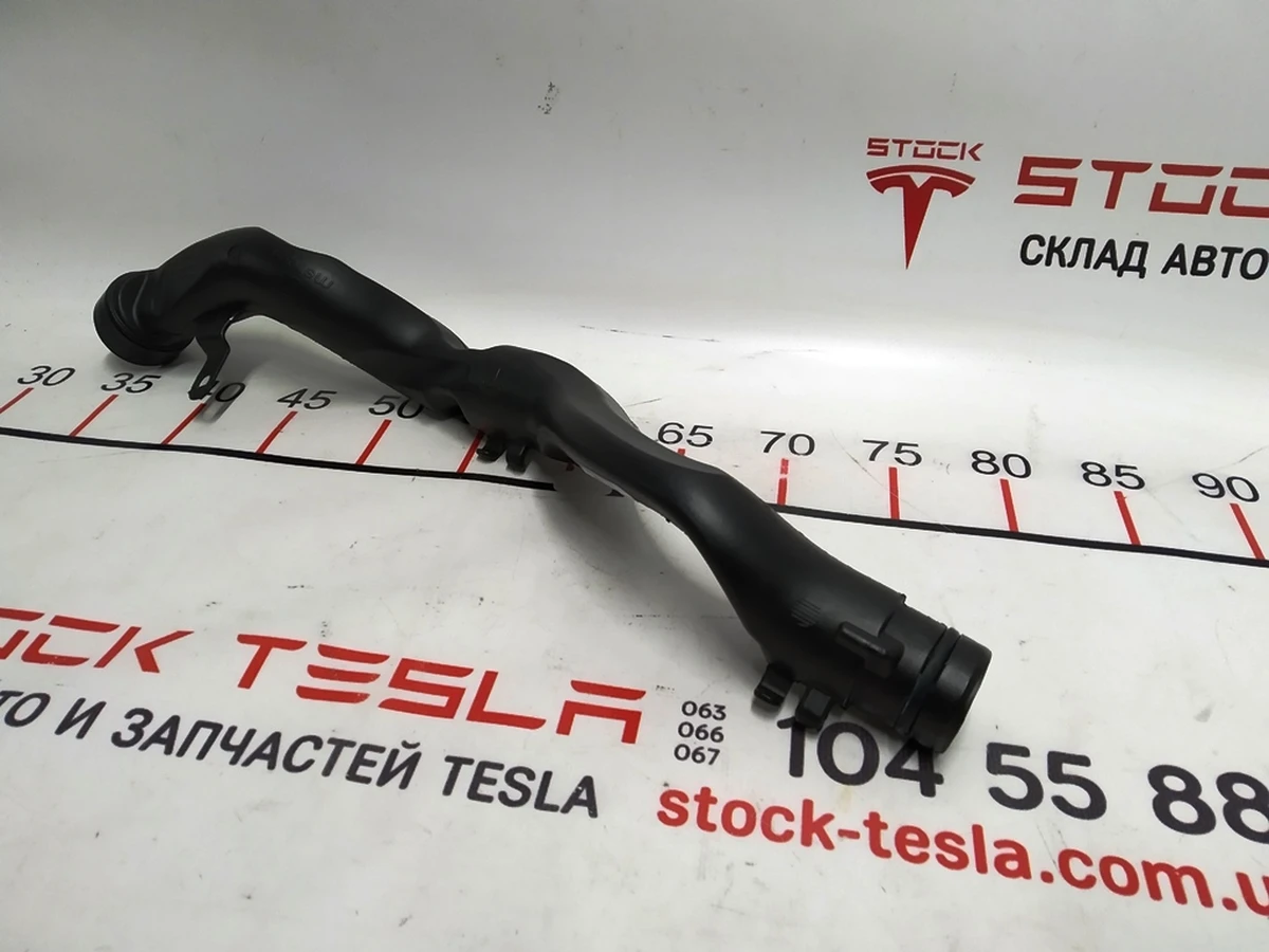 1 Патрубок (горловина) бачка стеклоомывателя Tesla Model X 1056768-00-B