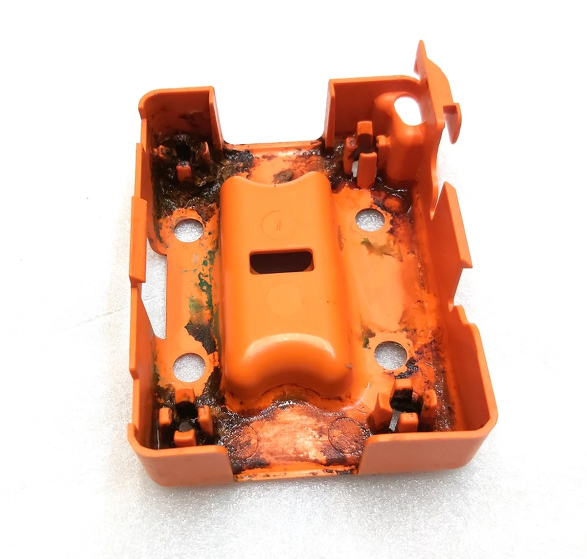 Кришка корпусу роз'єднувача піротехнічного основного елемента живлення 2000A Tesla model S REST, model X 1111313-00-E