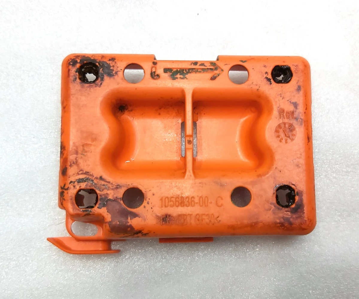 Кришка корпусу роз'єднувача піротехнічного основного елемента живлення 2000A Tesla model S REST, model X 1111313-00-E