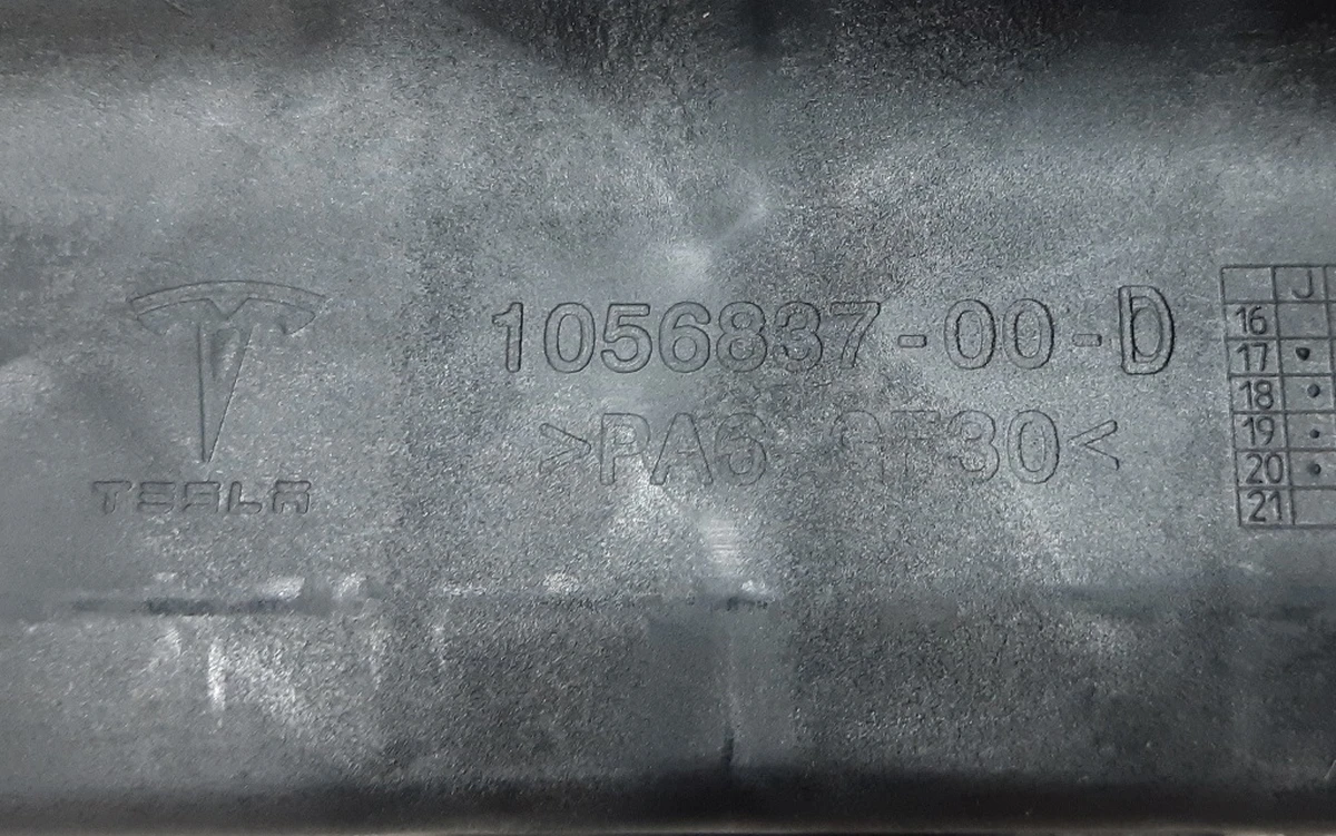 11 Гребінець переднього бампера NEW Tesla S REST 1056837-00-D