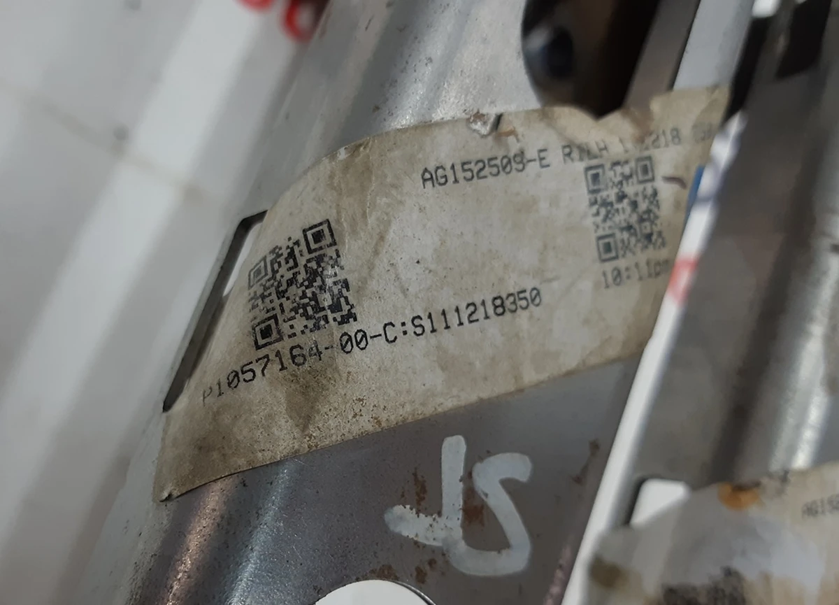 1 Front left/right seat mounting bracket Tesla model X 1057164-00-C