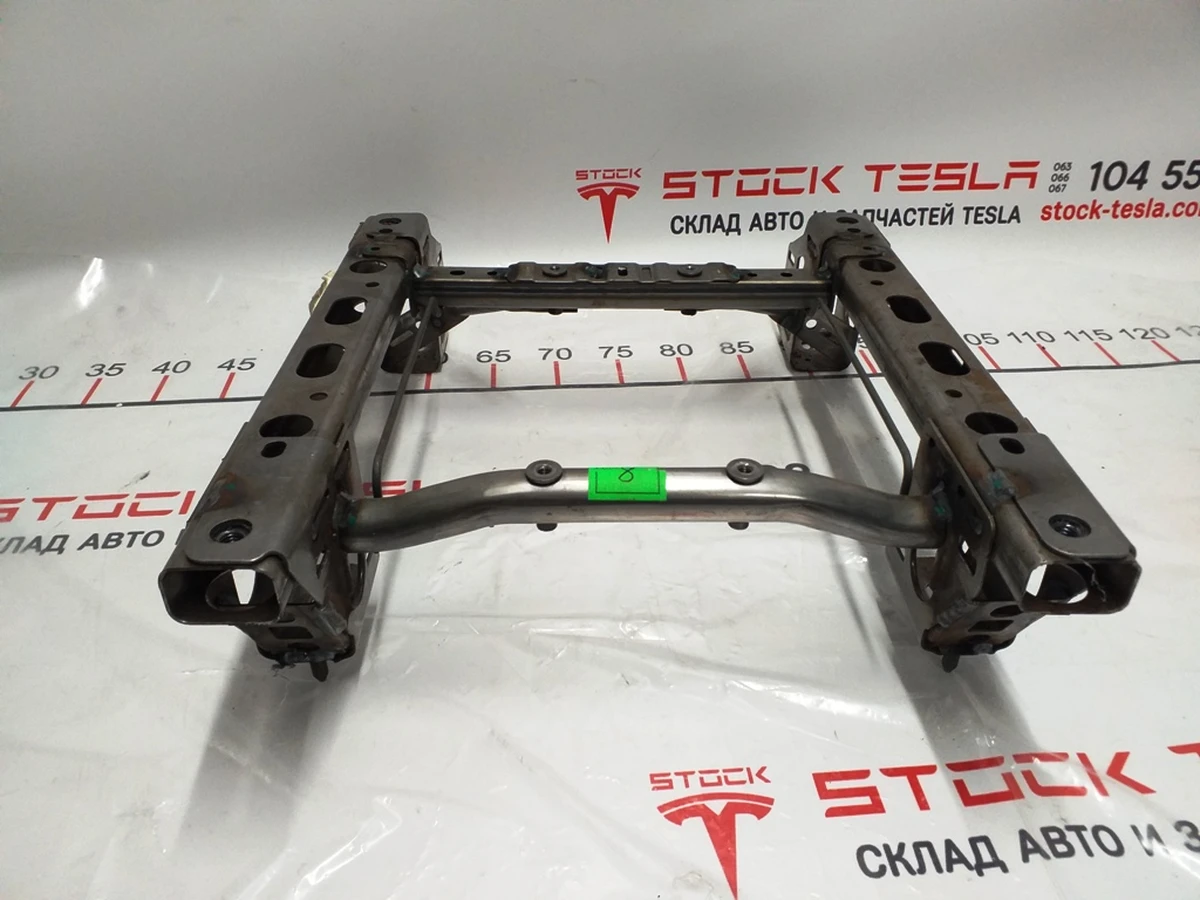 2 Кронштейн крепления сиденья передний центральный Tesla model X 1057165-00-C