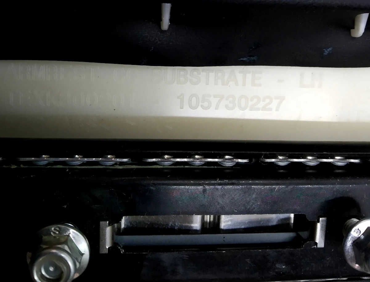 13 Підлокітник консолі PUR BLACK NEU 100i лівий Tesla model S REST 1046444-21-D