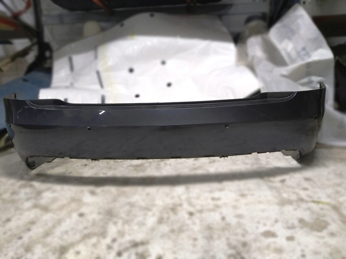 1 Бампер задній під 6 парктроників із кріпленнями парктроників PMNG (з пошкодженням) Tesla model S REST 1057319-01-B