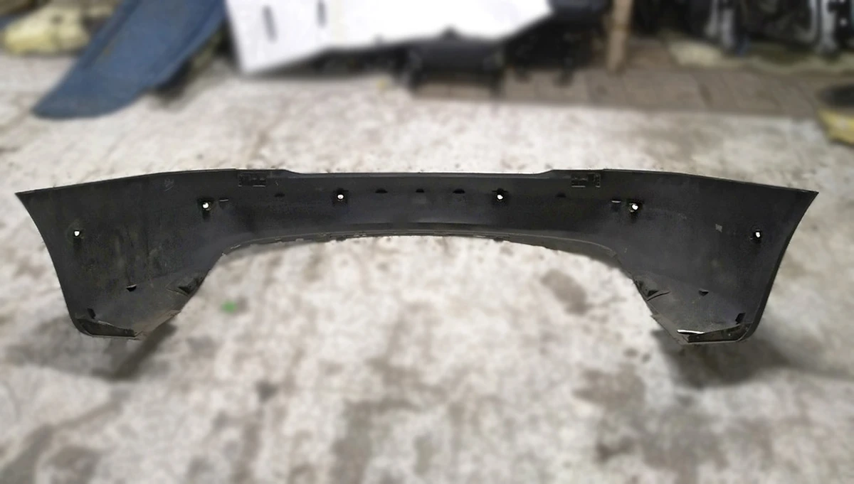 1 Бампер задній під 6 парктроників із кріпленнями парктроників PMNG (з пошкодженням) Tesla model S REST 1057319-01-B