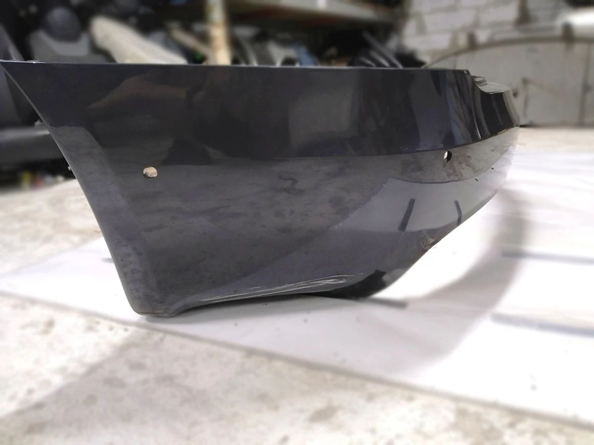 1 Бампер задній під 6 парктроників із кріпленнями парктроників PMNG (з пошкодженням) Tesla model S REST 1057319-01-B