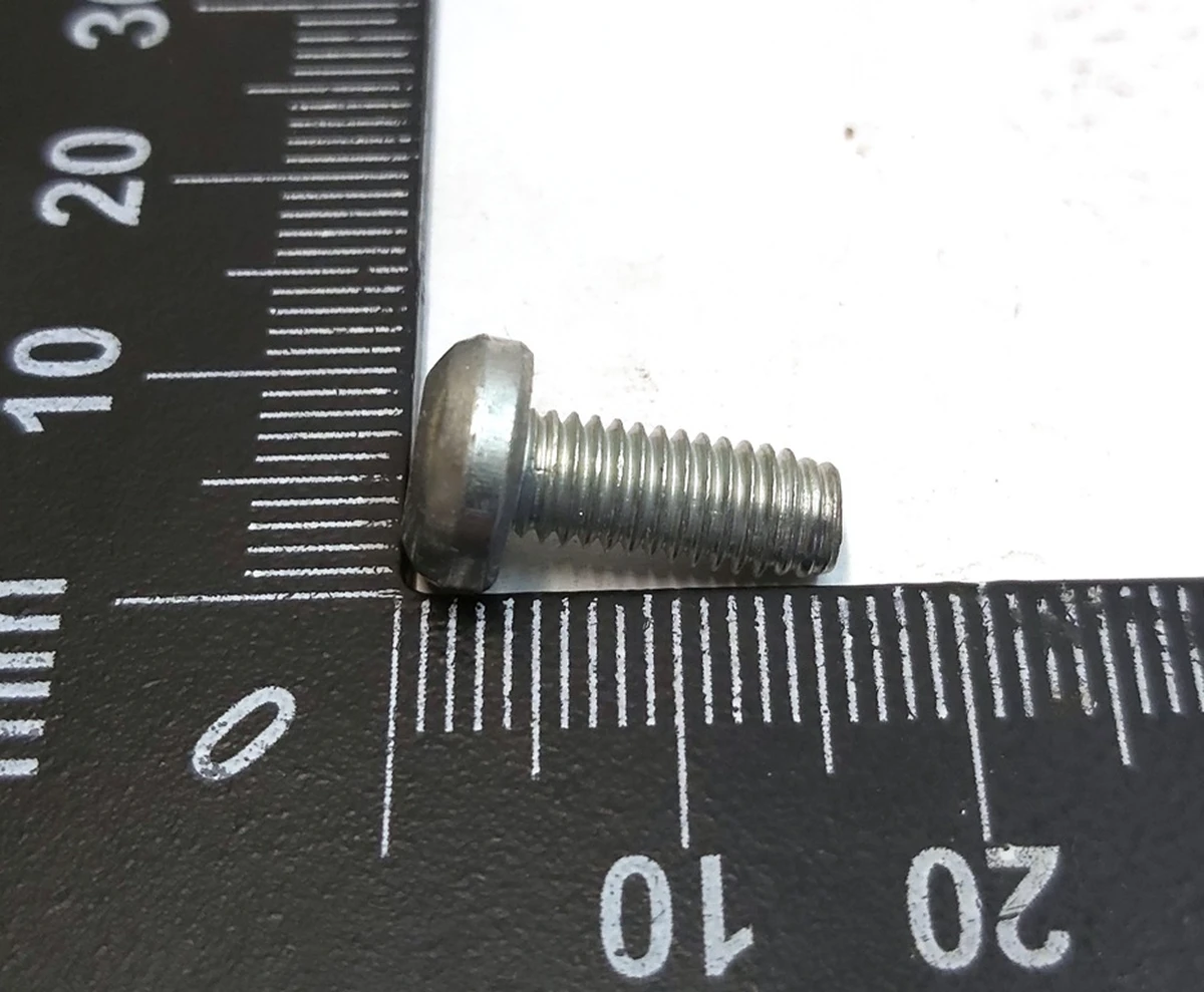 15 Болт подъемной пружины задних дверей M5X11.5,PAN,TRX,STL[8.8],ZN,MAT Tesla Model X 1057423-00-A