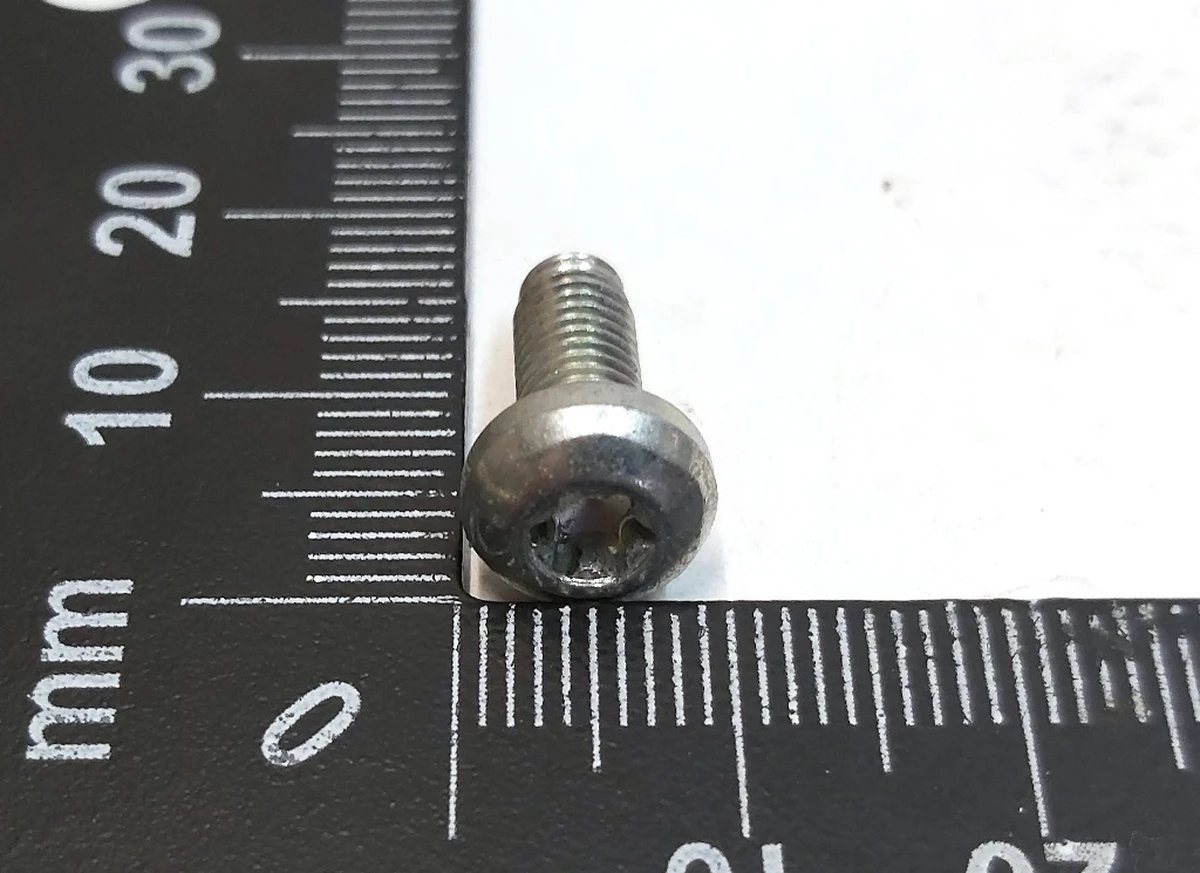 15 Болт подъемной пружины задних дверей M5X11.5,PAN,TRX,STL[8.8],ZN,MAT Tesla Model X 1057423-00-A