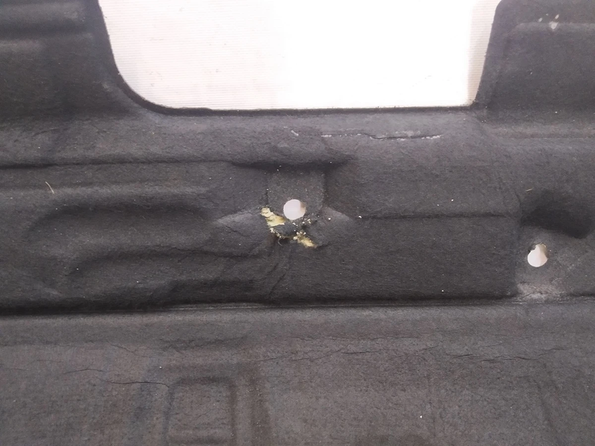 4 Шумоизолятор заднего мотора с повреждением Tesla model X 1057475-00-D